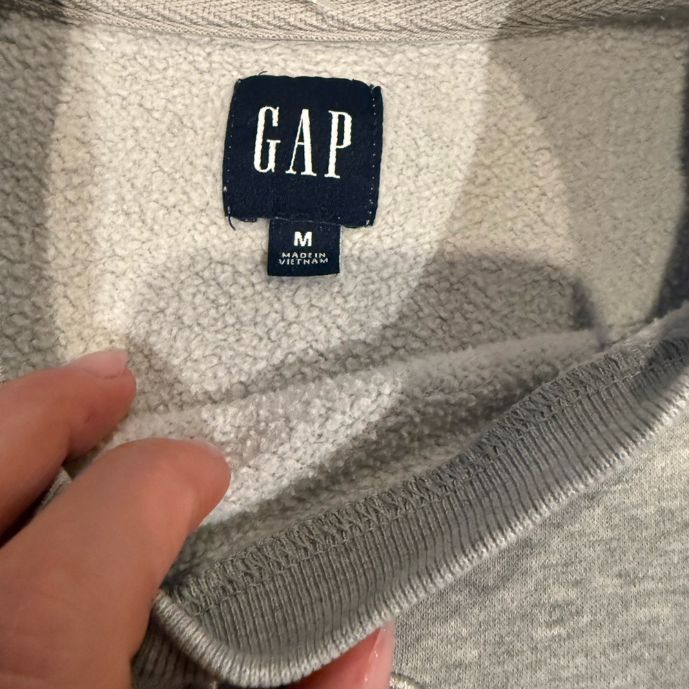 GAP Men's 90s style Gap embroidered Light Gray Crewneck Sweater - Picture 4 of 7